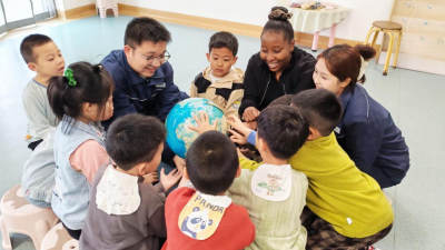State Grid Volunteers and Foreign Teacher Co-Teach Environmental Protection Class in Huanggang