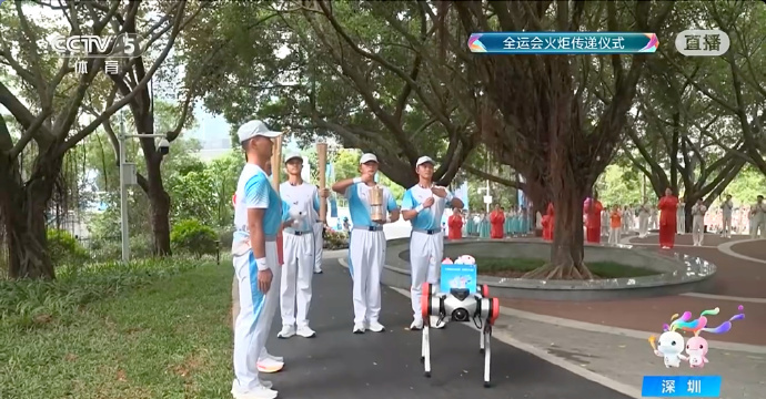 十五运会火炬传递 机器人火炬手“夸父”亮相