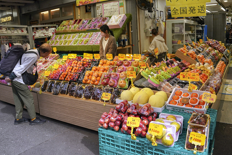 日本10月消费者支出加速下降