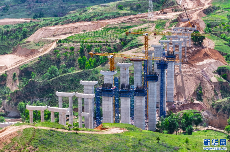 内蒙古鄂尔多斯：纳龙高速公路加紧建设_fororder_1