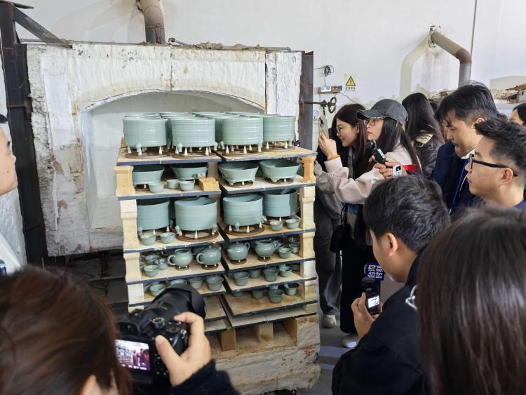 执着追求天青色的梦想——“中国式现代化发展看河南”两岸媒体联合采访团走近汝瓷_fororder_44