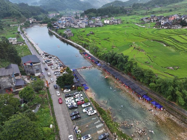 人气旺 文旅热 消费兴——中国暑期经济“热”力四射