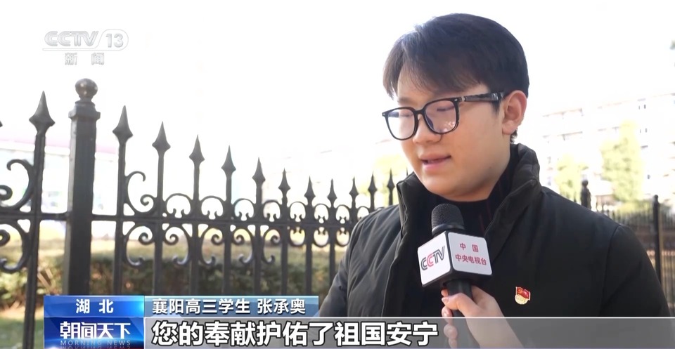 送别黄旭华院士 武汉市民带上了核潜艇模型