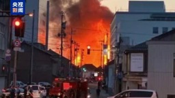日本富山县一座始建于1453年的古寺发生火灾