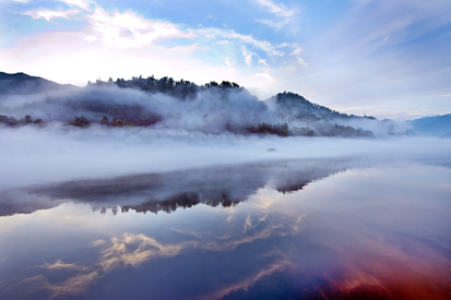 Mist Rises Over the Xiaodongjiang River_fororder_图片4