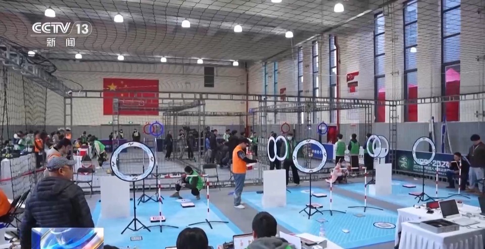 用意念操控机器人是什么感觉？ 去机器人大赛总决赛上一探究竟