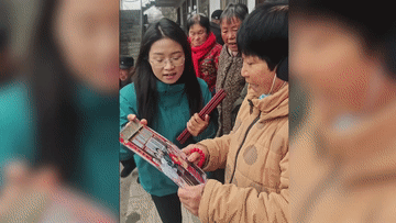 新春走基层·跟着村支书“忙年”丨不一样的全家福