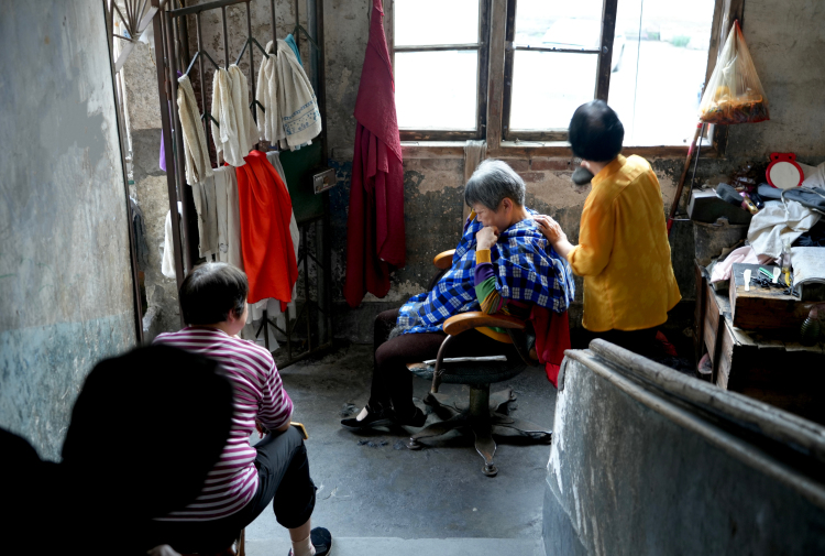 楼道里的“3元理发摊”——记湖南耒阳理发师罗三芽的二十年坚守_fororder_2