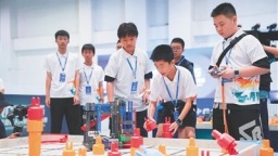 三亚：机器人竞赛显身手