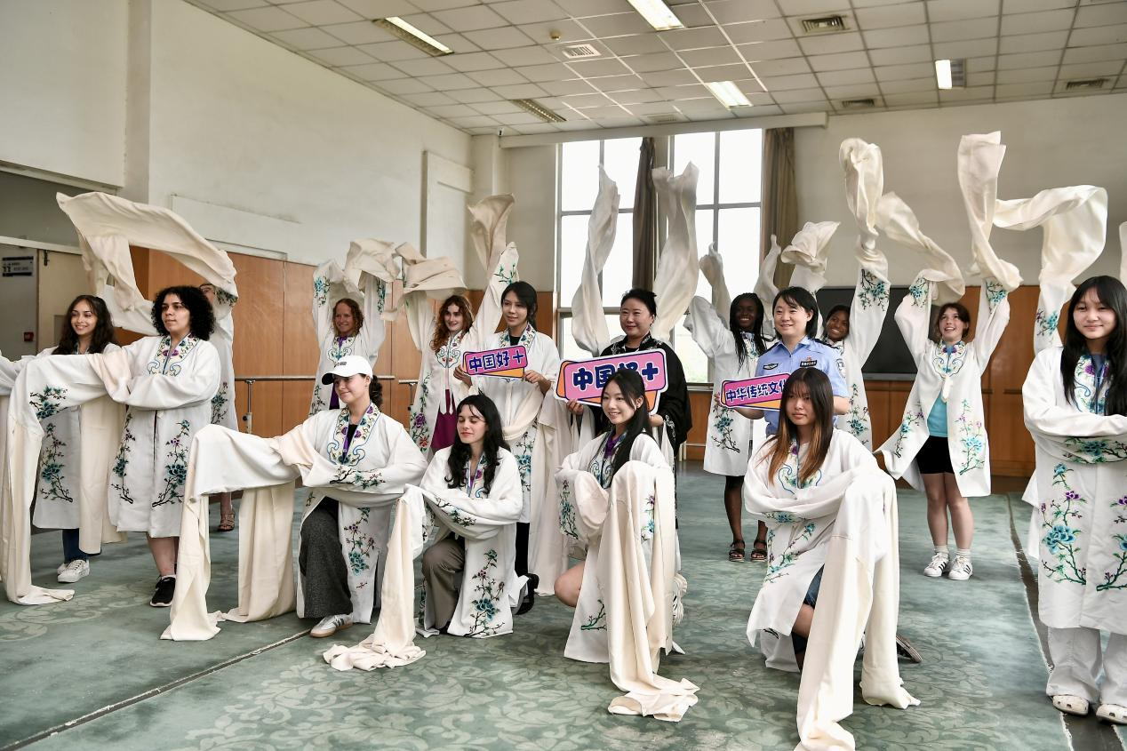 2025“汉语桥”夏令营在津启动 十国百名老外学习中国曲艺 感受“津”派文化魅力_fororder_图片21