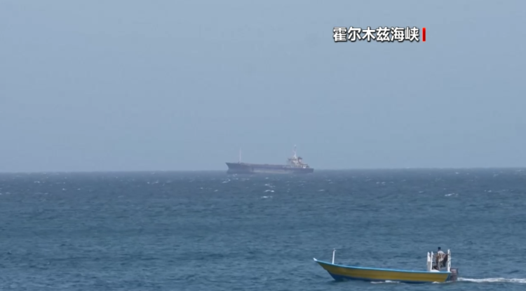 一艘悬挂伊朗国旗的货船正通过霍尔木兹海峡