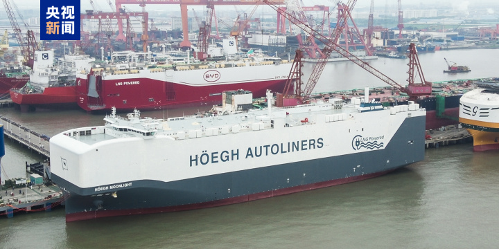 海上巨无霸 9100车双燃料汽车滚装船在江苏南通出江试航