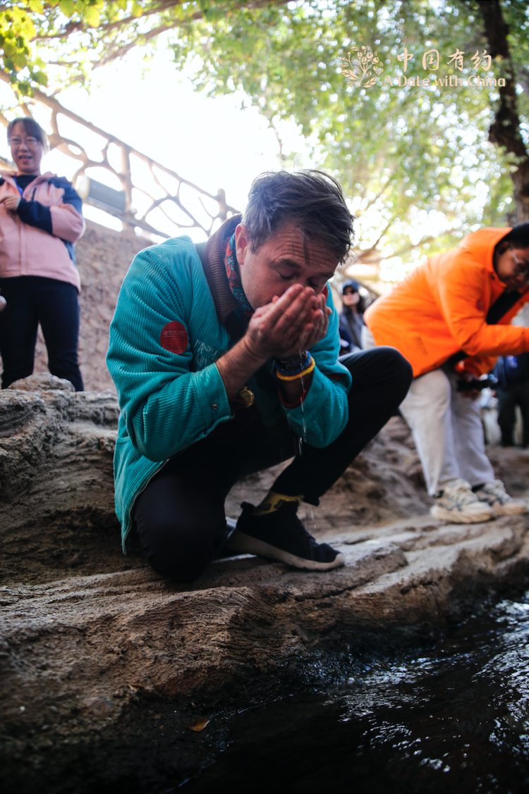 【中国有约】吐鲁番坎儿井：聆听穿越千年的水声 外籍媒体人打卡“地下水长城”