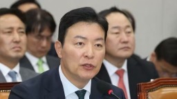 韩国前总统警卫处次长金成勋接受内乱特检组调查_fororder_d7f2f927125e4bcc9de116974ab9a420