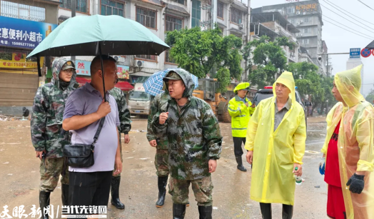 这些穿行浪尖的身影让群众安心｜防汛救灾一线党员先锋扛起使命担当