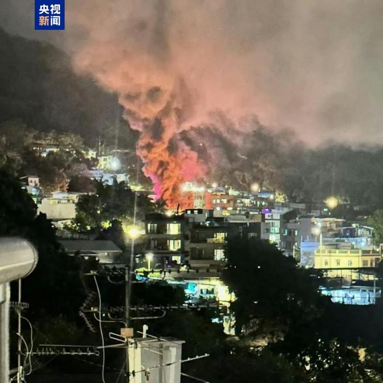 香港荃湾老围地区发生火灾 已疏散约100人