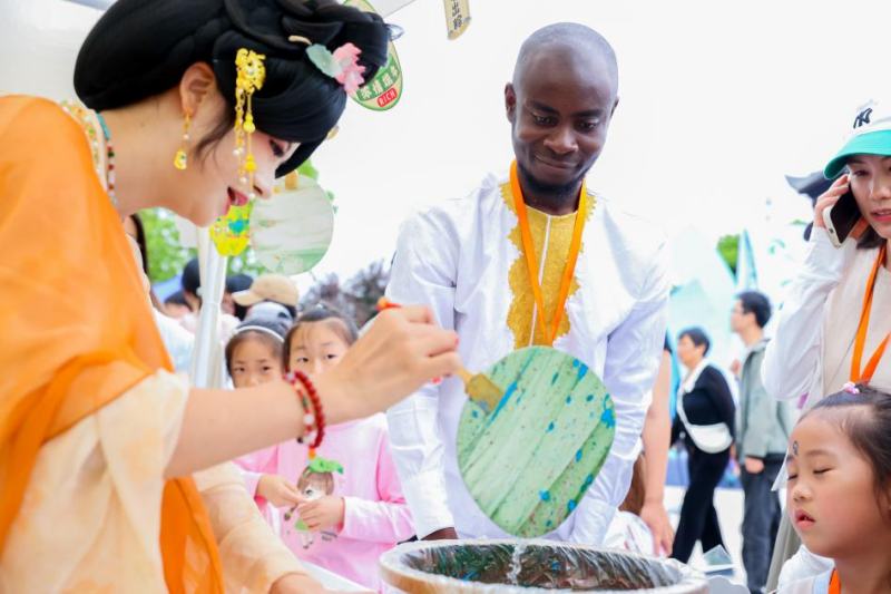 Fragrant Zongzi and Dragon Boat Races: Neighborhood Culture Festival Kicks off in Yingpu Subdistrict, Qingpu District, Shanghai_fororder_图片2