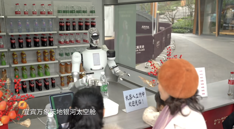 这个春节，人形机器人正在实现“能演亦能干”