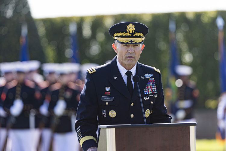 闪评 | 美政府和军队多名高官职位难保  中期选举前美国政坛动荡撕裂