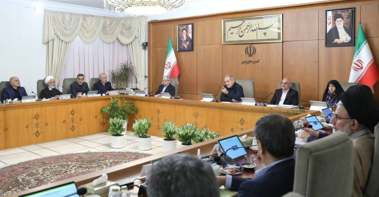 伊朗总统召开内阁会议评估最新局势 要求确保公共服务不间断运行