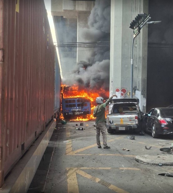 泰国发生火车与公交车相撞事故 已致6人死亡
