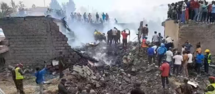 一架轻型飞机在肯尼亚居民区坠毁 已致6死2伤