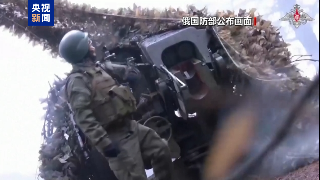 俄称打击乌军用机场 乌称袭击俄油库