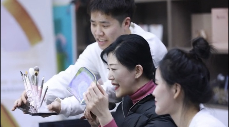家门口的世界丨有两把刷子！这座小城如何发展成为“化妆刷之乡”