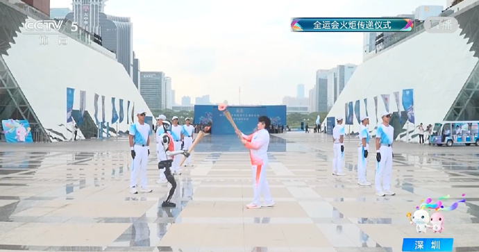 十五运会火炬传递 机器人火炬手“夸父”亮相