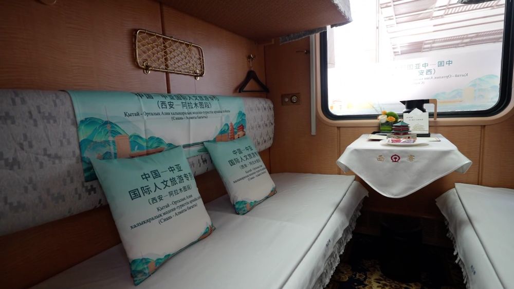 新华视点｜多元交流共筑丝路情！首趟中国－中亚国际人文旅游专列运行记