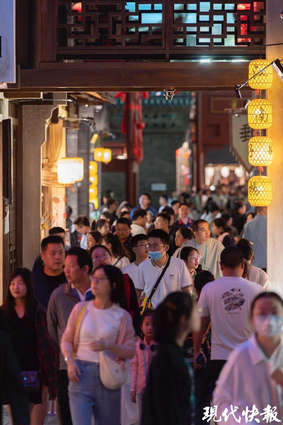 江苏各大博物馆持续高热，“白＋黑”模式让观众逛得停不下来