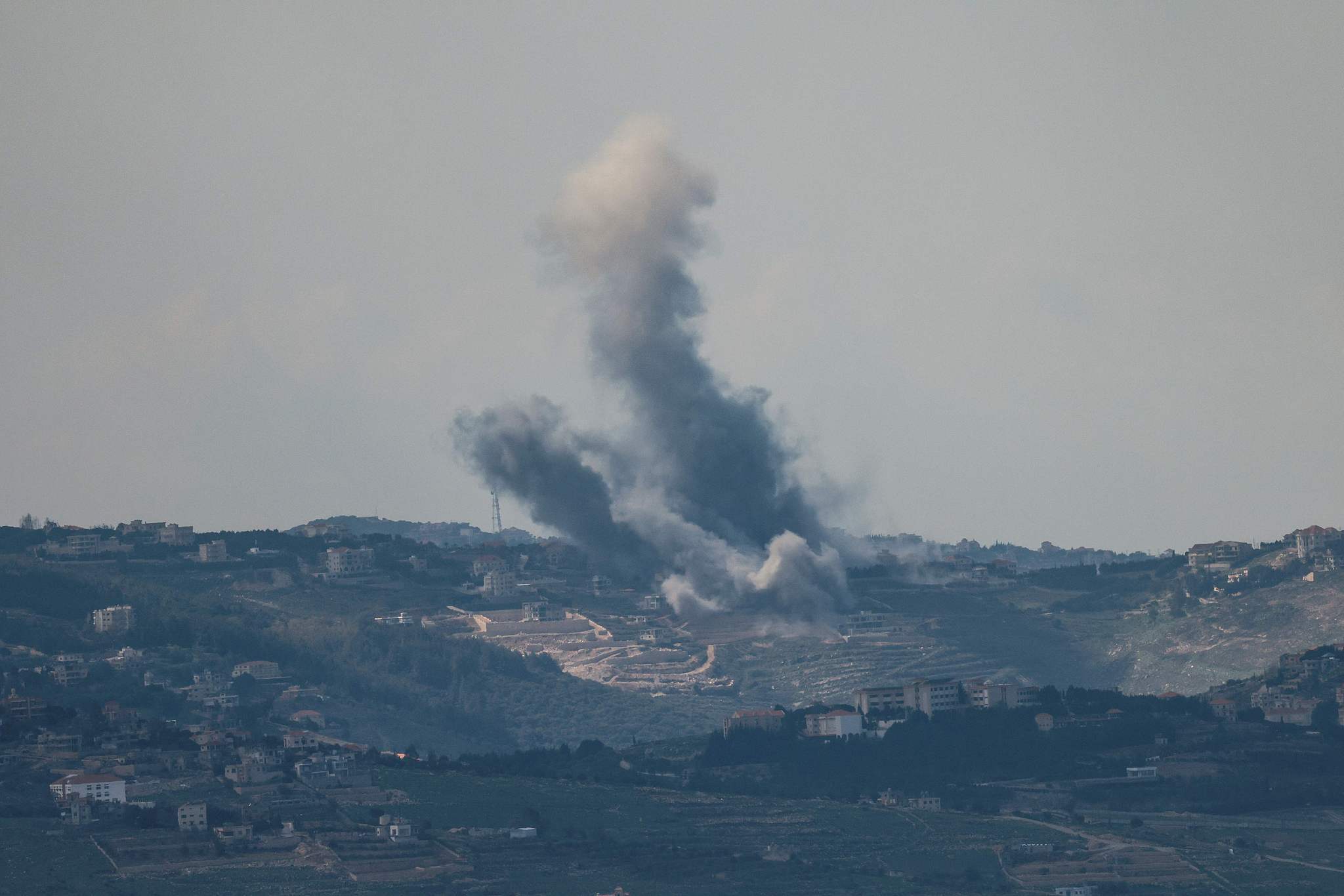 以色列称正在同时打击黎巴嫩和伊朗