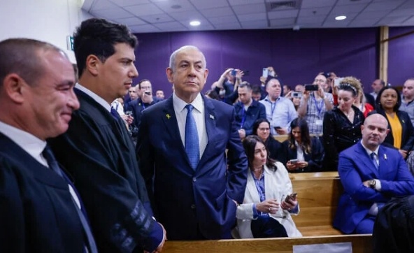 内塔尼亚胡一边出庭一边收防长“小纸条”