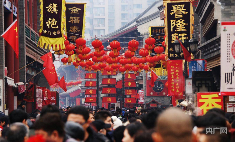 何以中国丨古今交融尽显魅力 老街新景再绽“繁花”