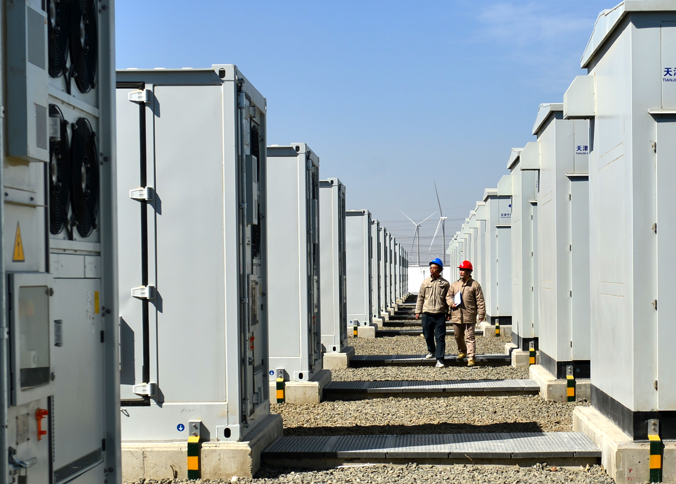 风光点亮上合 ——上合组织峰会首次实现全绿色用能_fororder_3月25日，天津市宁河东北片区共享储能电站220千伏送出工程开工建设，国网天津宁河公司工作人员与储能电站建设方沟通工程细节。2