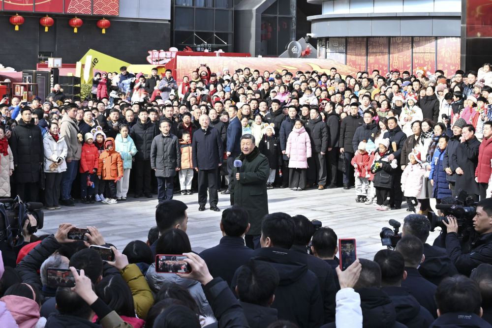 新华图讯丨习近平春节前夕在北京看望慰问基层干部群众