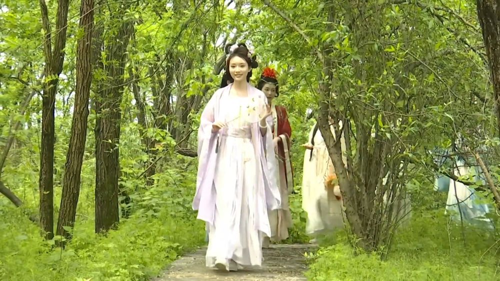新华视点｜新业态、新场景、新模式点燃消费新引擎