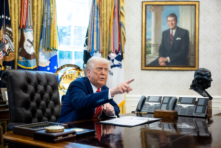 特朗普称美国汽车制造商“必须在国内生产整车”