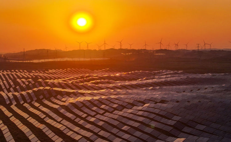 四中全会精神解读·市场最前沿|一度电的担当！新型电力系统让绿能“超长续航”_fororder_1