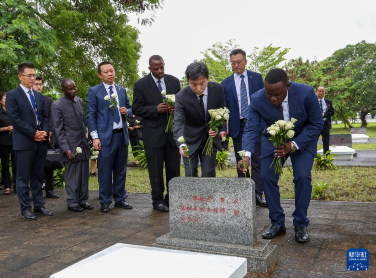 记者手记｜擦拭你的名字 就是同你说话——在坦桑尼亚祭扫援坦中国专家公墓_fororder_4