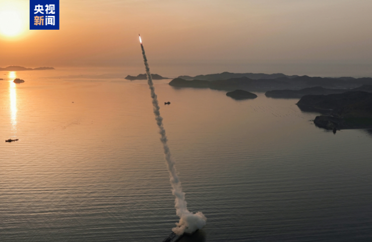 朝鲜进行地对地战术弹道导弹试射 金正恩观摩