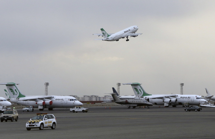 伊朗领空将关闭至16日凌晨 客运以铁路和公路为主