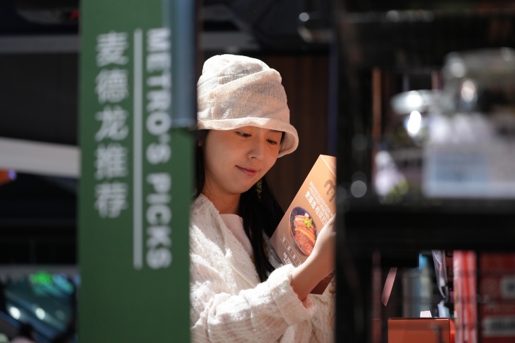 骏马奔腾启新程：呼伦贝尔首家文旅商贸综合体开门纳客