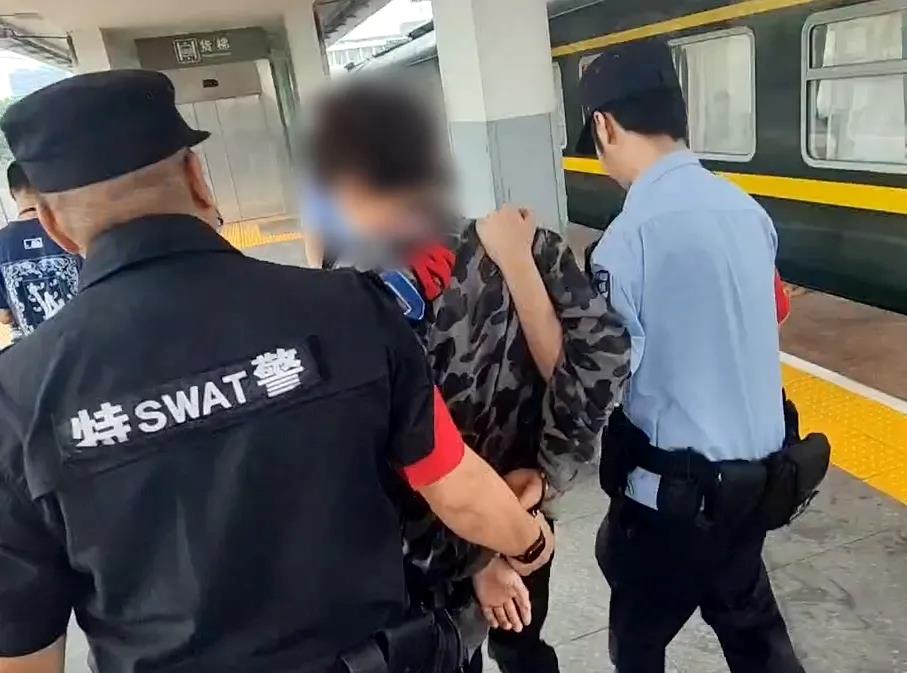5分钟收99+信息“轰炸” 网警千里追击打断犯罪产业链