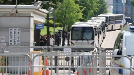 视频丨韩国前总统尹锡悦抵达法院 出席拘留令必要性审查