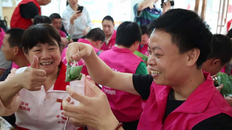 “衡阳群众”志愿者陪伴残疾人包粽子过端午_fororder_2