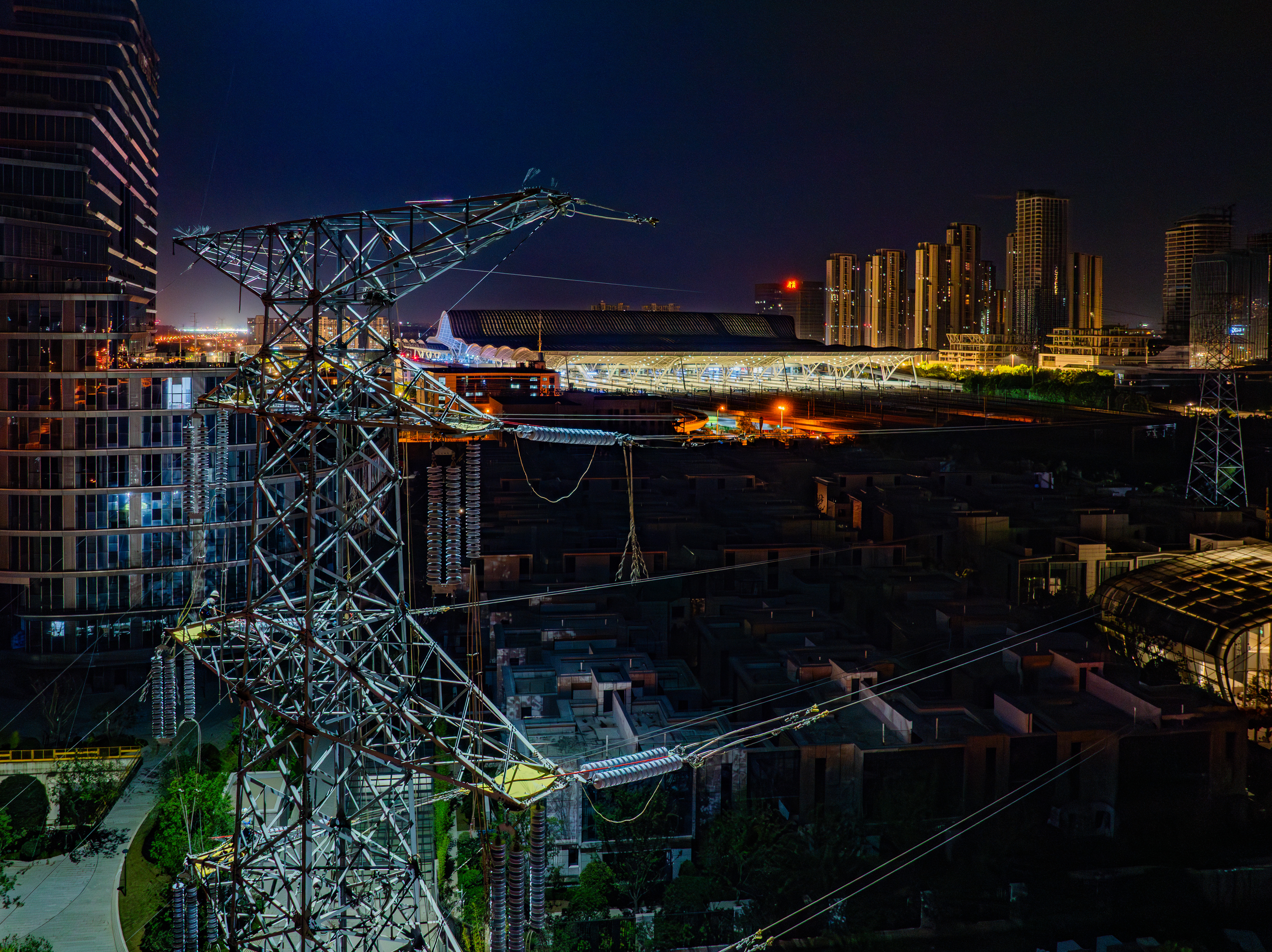 State Grid Wuhan Power Supply Company: Midnight Operation Dismantles High-Voltage Lines Crossing Wuhan Railway Station_fororder_图片8