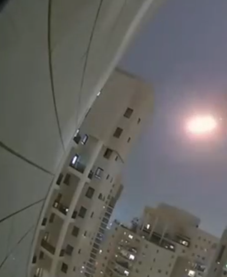 伊朗向以色列特拉维夫发动新一轮导弹袭击