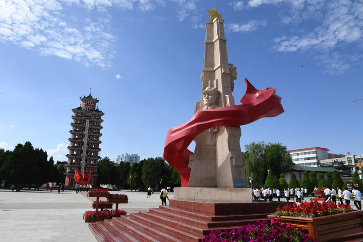 英魂永耀山河间