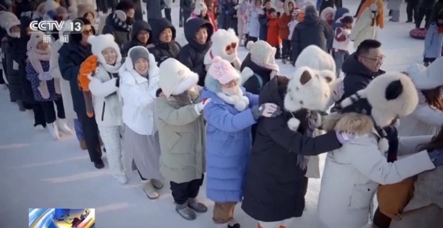 带着游客在冰天雪地里蹦迪 来看看“左右哥”的“冰雪奇缘”